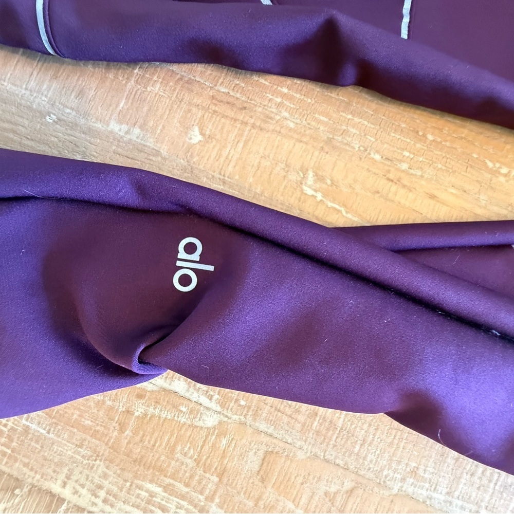 ALO Yoga sequence glow in the dark Plum Leggings - Picture 6 of 6